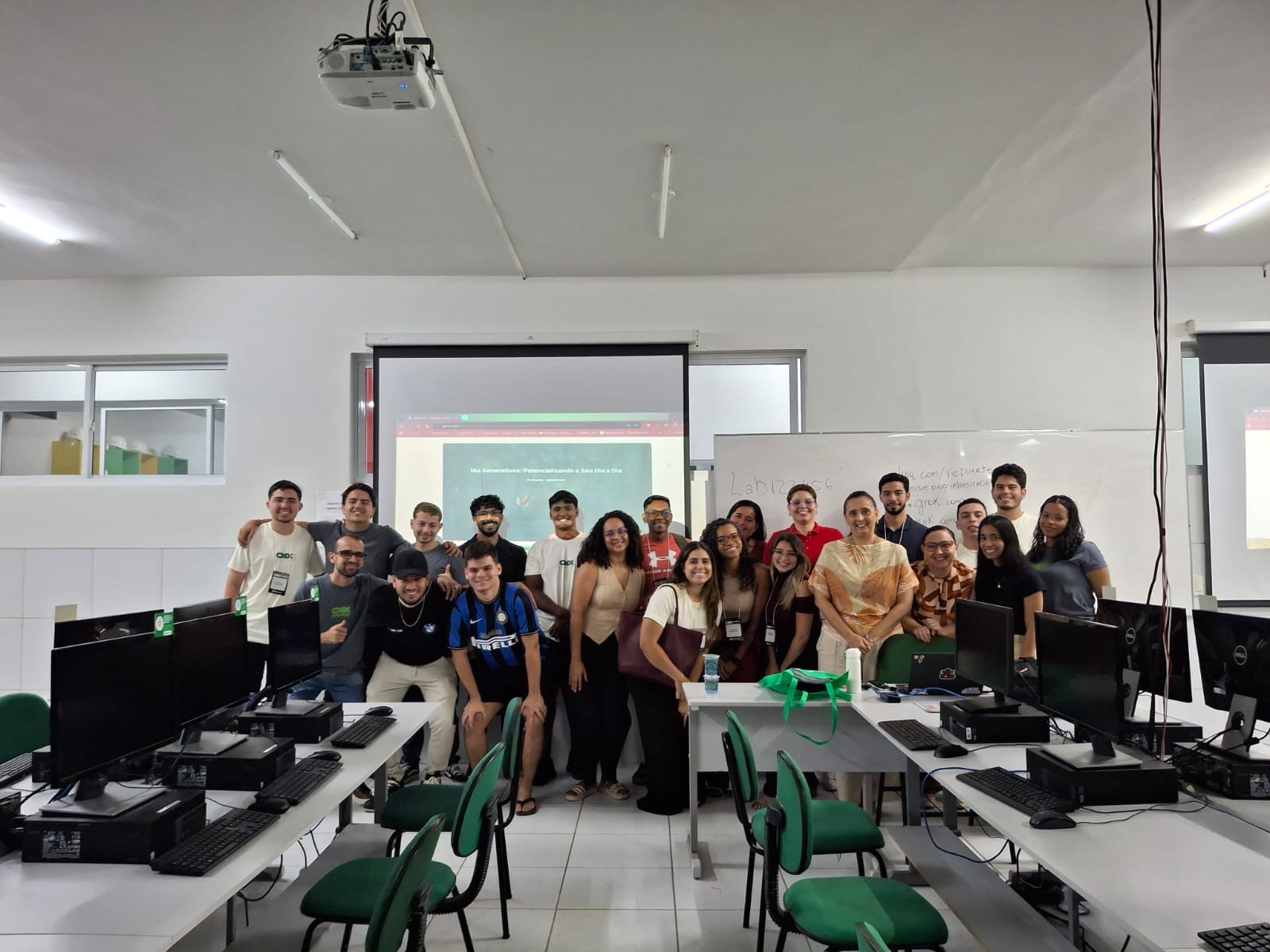 Oficina de IA Básica na Unifametro - Foto em grupo com alunos